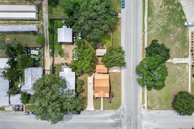 217 N Walnut Ave N, Luling, TX 78648