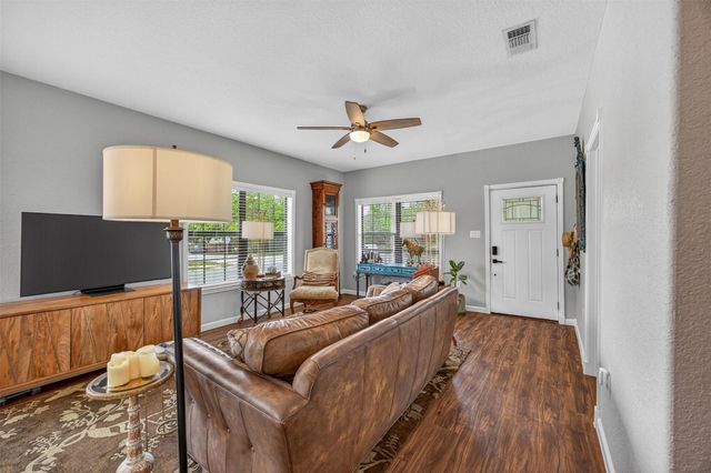 217 N Walnut Ave N, Luling, TX 78648