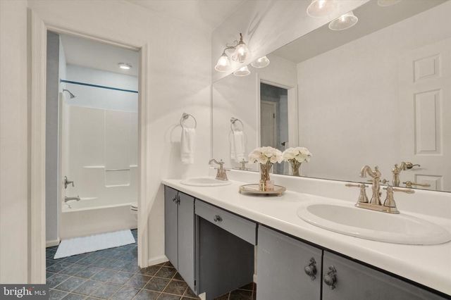 275 WYNTRE BROOKE DR, York, PA 17403