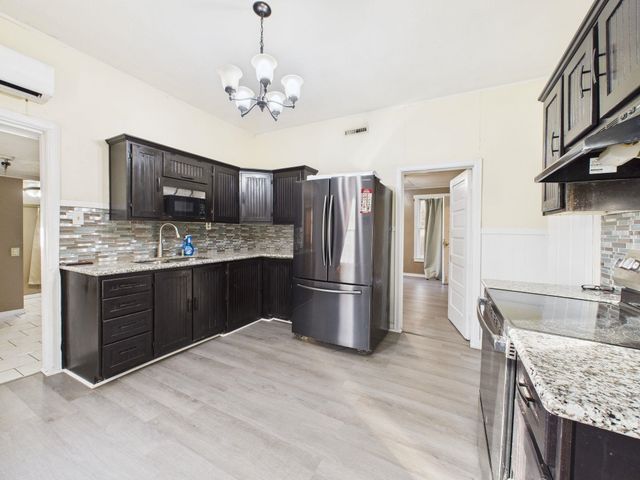 1021 S Topeka Ave, Wichita, KS 67211