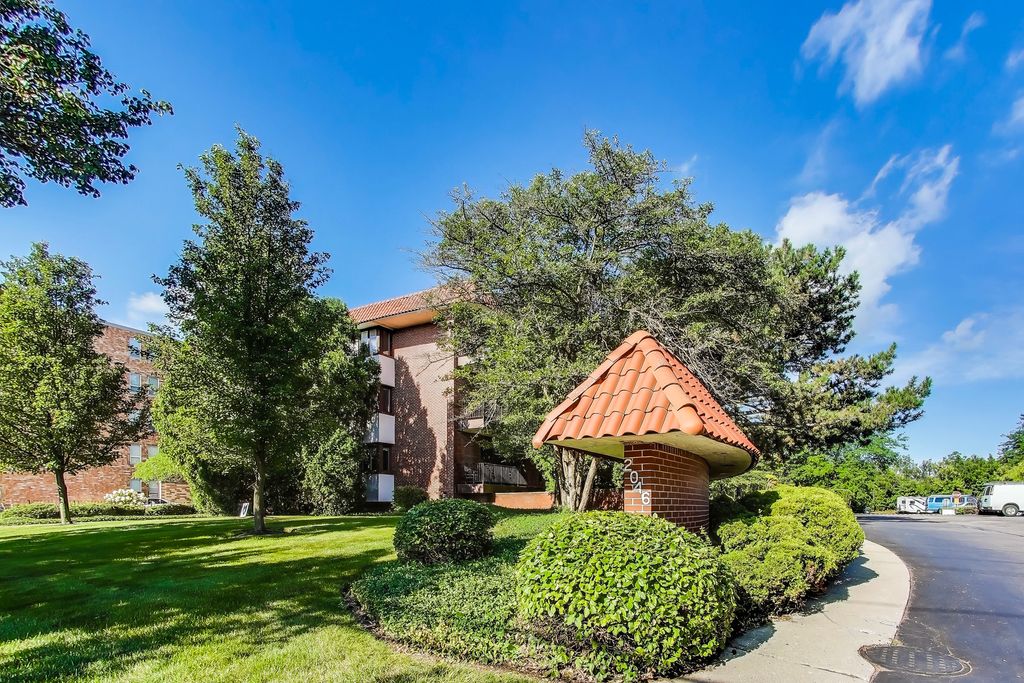 2046 Saint Johns Avenue 2A, Highland Park, IL 60035