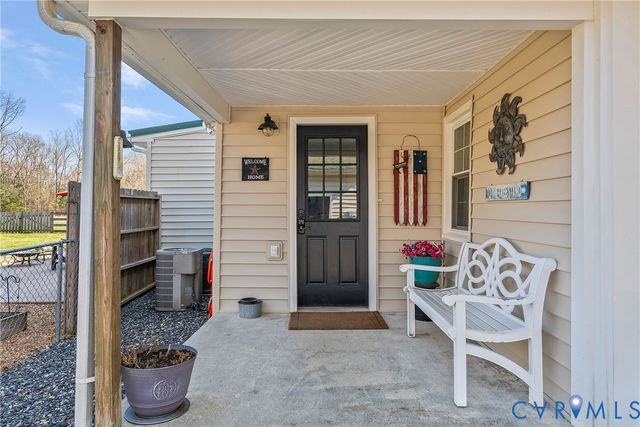 562 Bobcat Ln, Little Plymouth, VA 23091