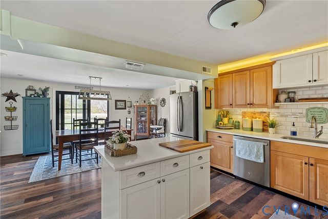 562 Bobcat Ln, Little Plymouth, VA 23091