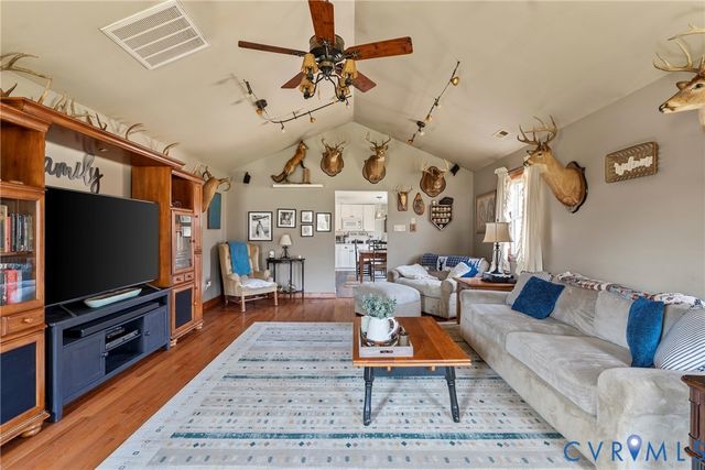 562 Bobcat Ln, Little Plymouth, VA 23091