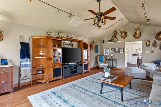 562 Bobcat Ln, Little Plymouth, VA 23091