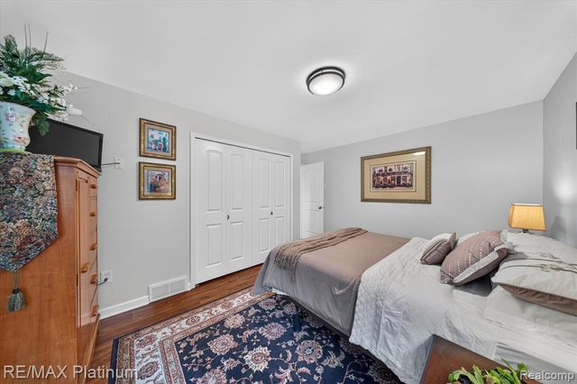 24300 Springbrook Drive, Farmington Hills, MI 48336
