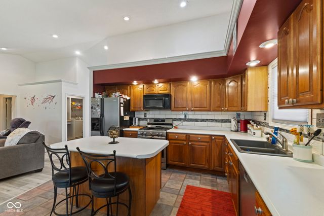 4012 S Loganberry Court, New Palestine, IN 46163