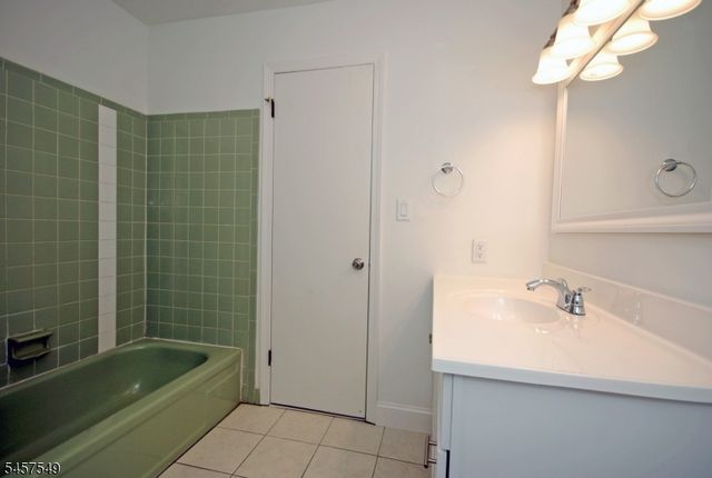 608 Plymouth Ct, Branchburg Twp., NJ 08876