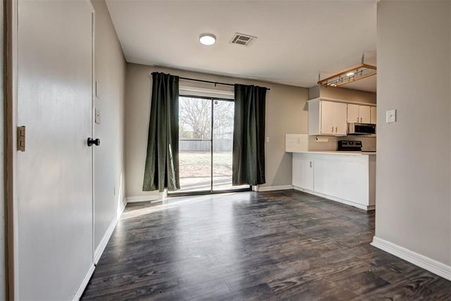 2508 Yorkshire Avenue, Moore, OK 73160