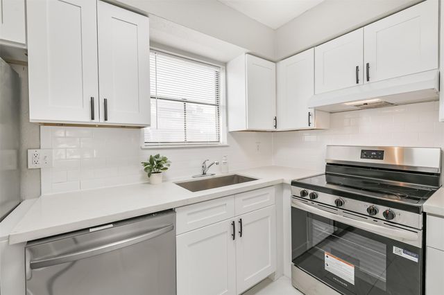 3130 Walnut Bend Lane 406, Houston, TX 77042