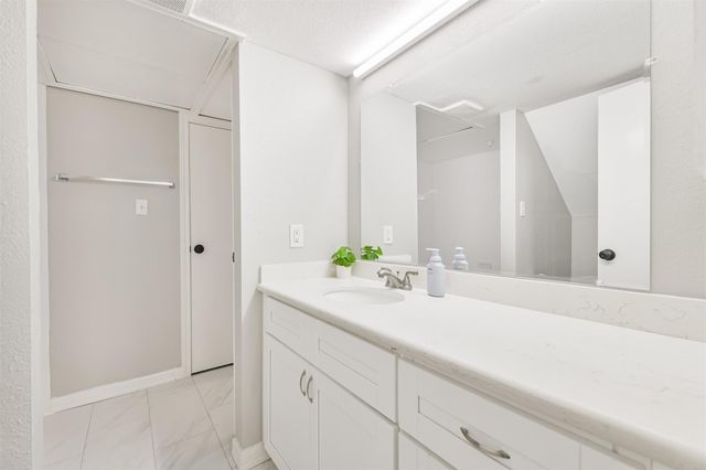 3130 Walnut Bend Lane 406, Houston, TX 77042