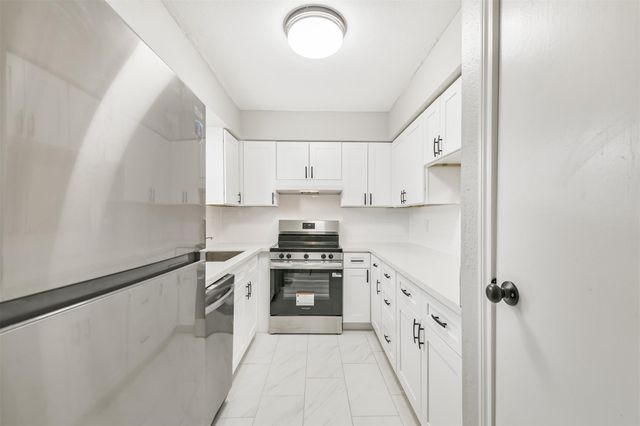 3130 Walnut Bend Lane 406, Houston, TX 77042