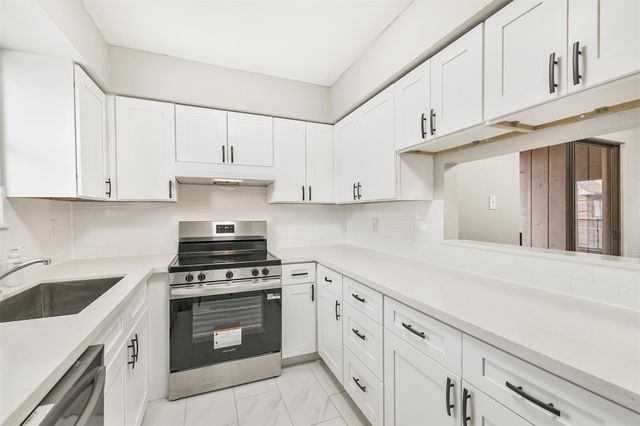 3130 Walnut Bend Lane 406, Houston, TX 77042