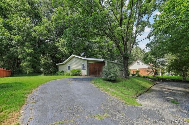 459 W Lake Drive, Edwardsville, IL 62025
