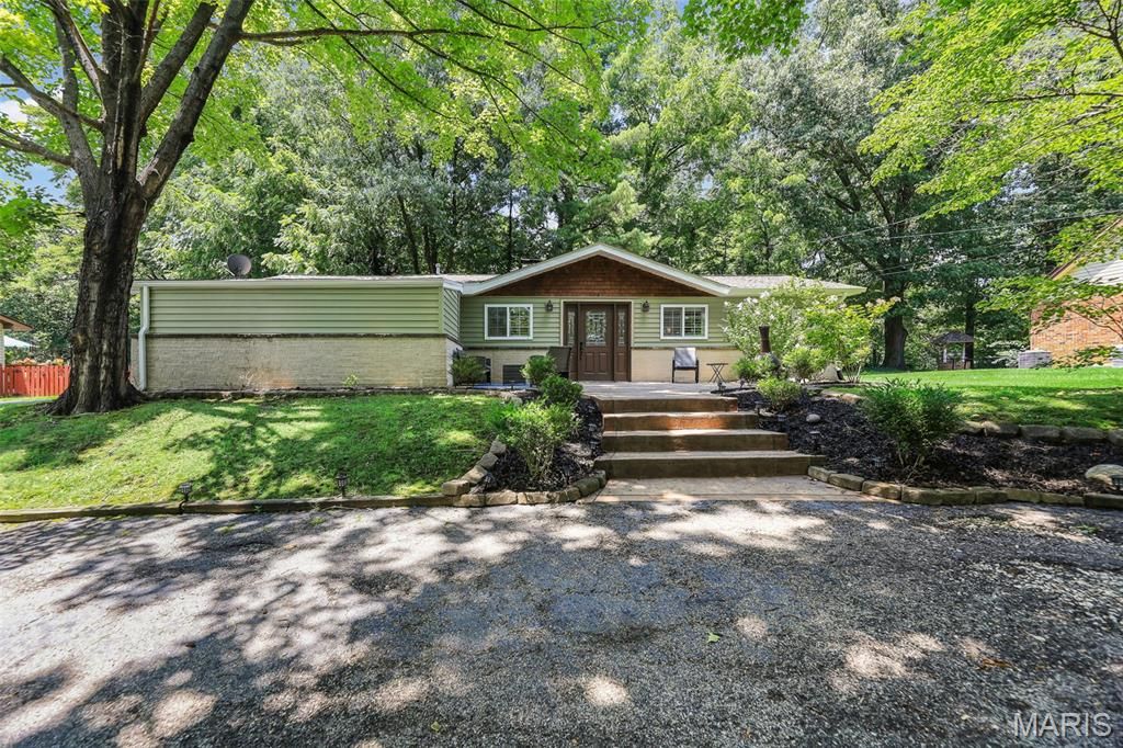 459 W Lake Drive, Edwardsville, IL 62025