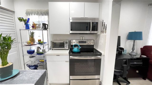 3176 NW 59th St, Miami, FL 33142