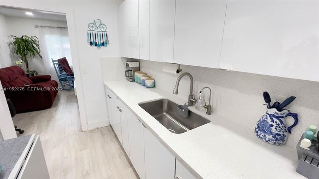 3176 NW 59th St, Miami, FL 33142