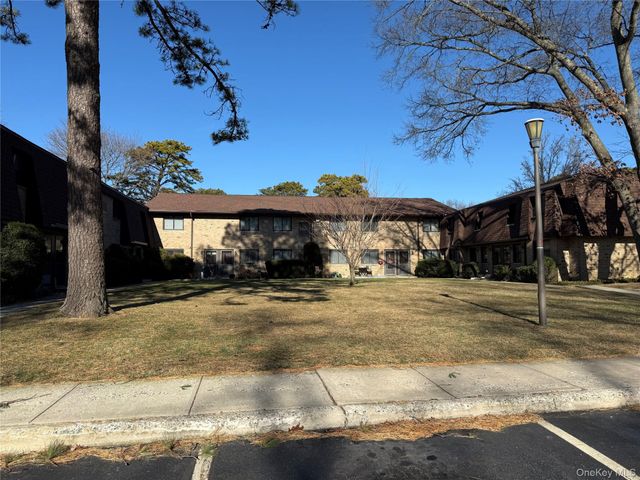 55 Pinebrook Place, Bay Shore, NY 11706