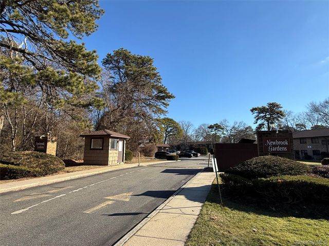 55 Pinebrook Place, Bay Shore, NY 11706