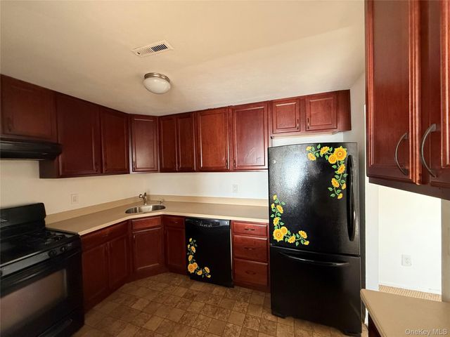 55 Pinebrook Place, Bay Shore, NY 11706