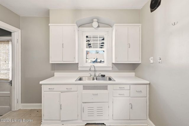 2545 Ridgewood Ave, Louisville, KY 40217