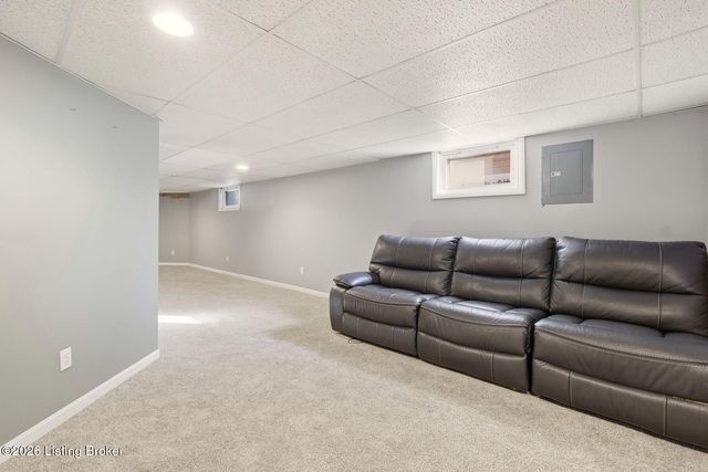 2545 Ridgewood Ave, Louisville, KY 40217