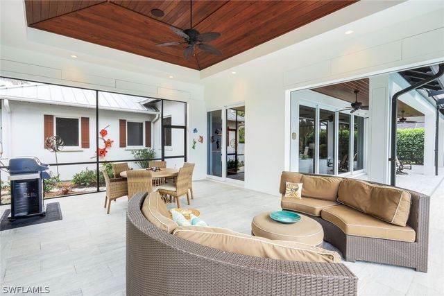 4127 Belair LN, Naples, FL 34103