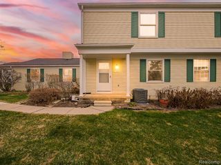 1422 Harbor Drive, Walled Lake, MI 48390