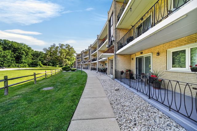 9504 S 86th Avenue 201, Hickory Hills, IL 60457