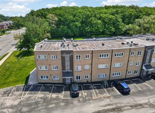 9504 S 86th Avenue 201, Hickory Hills, IL 60457