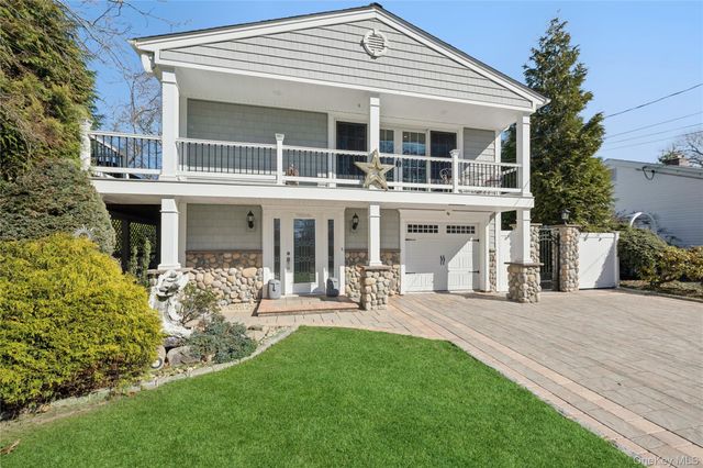 44 Archie Place, West Islip, NY 11795