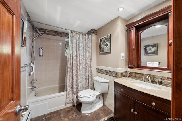 44 Archie Place, West Islip, NY 11795