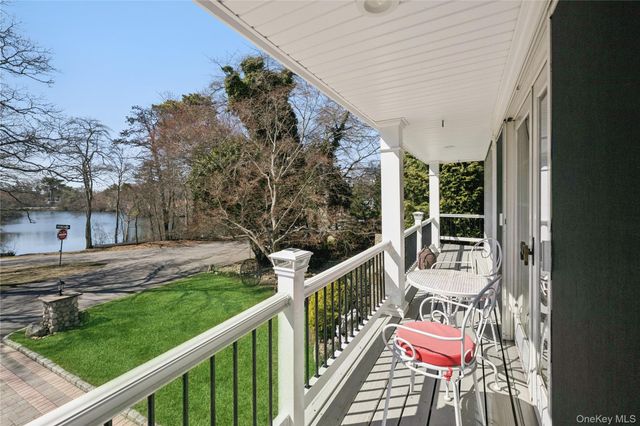44 Archie Place, West Islip, NY 11795