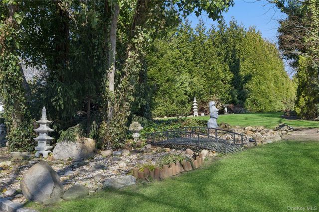 44 Archie Place, West Islip, NY 11795