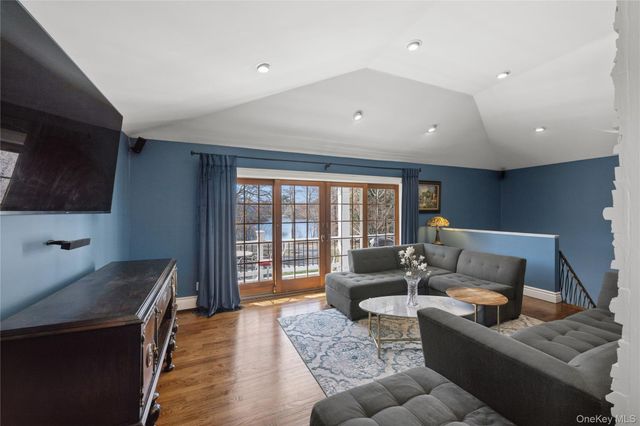 44 Archie Place, West Islip, NY 11795