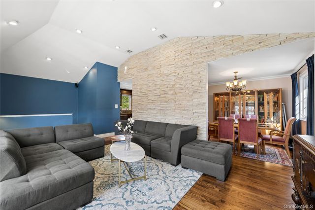44 Archie Place, West Islip, NY 11795