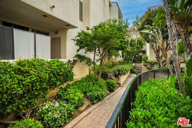 5325 Newcastle Avenue 207, Encino, CA 91316
