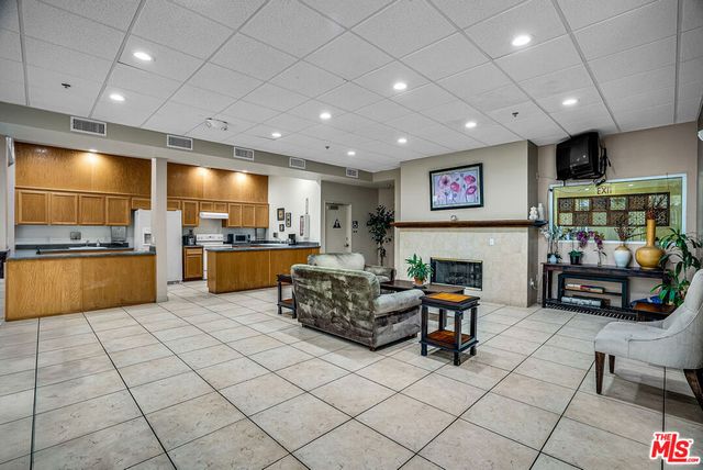 5325 Newcastle Avenue 207, Encino, CA 91316