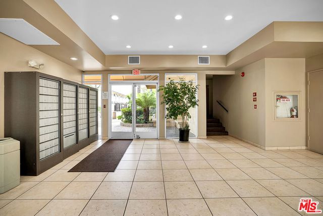 5325 Newcastle Avenue 207, Encino, CA 91316
