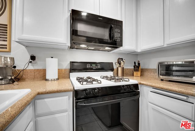 5325 Newcastle Avenue 207, Encino, CA 91316