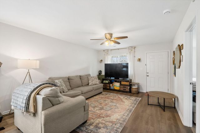 8065 N GLEN MEADOW DR, Columbia, MO 65202