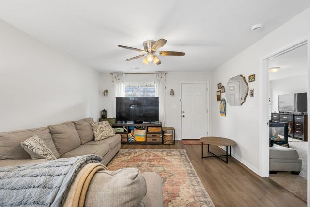 8065 N GLEN MEADOW DR, Columbia, MO 65202