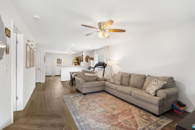 8065 N GLEN MEADOW DR, Columbia, MO 65202