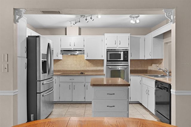 602 FOURTH AVENUE, Lady Lake, FL 32159