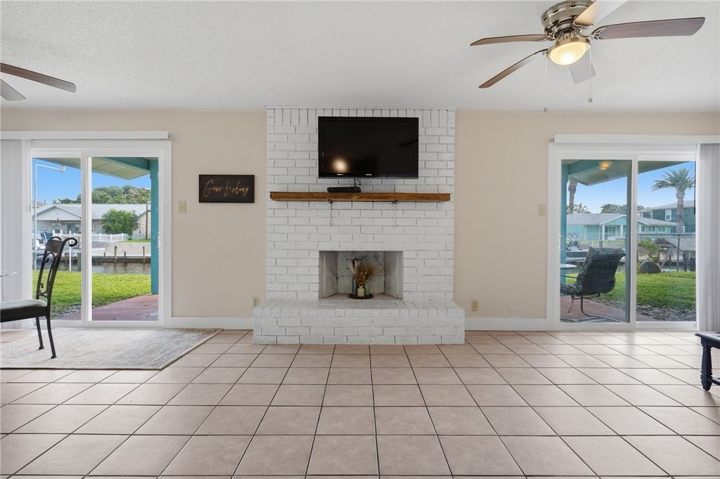 128 Palm Dr, Rockport, TX 78382 — photo 4