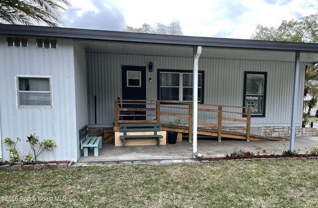 1020 Laurel Court NE, Palm Bay, FL 32907