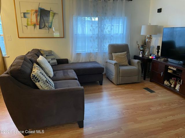 1020 Laurel Court NE, Palm Bay, FL 32907