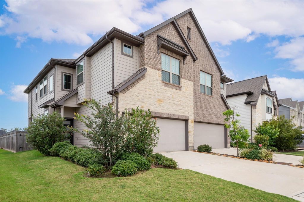 1607 Rustling Creek Drive, Missouri City, TX 77459