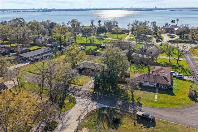 122 N Holly Drive, Baytown, TX 77520