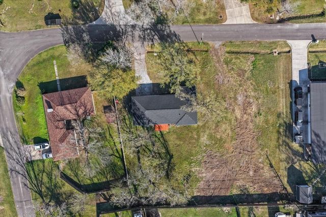 122 N Holly Drive, Baytown, TX 77520